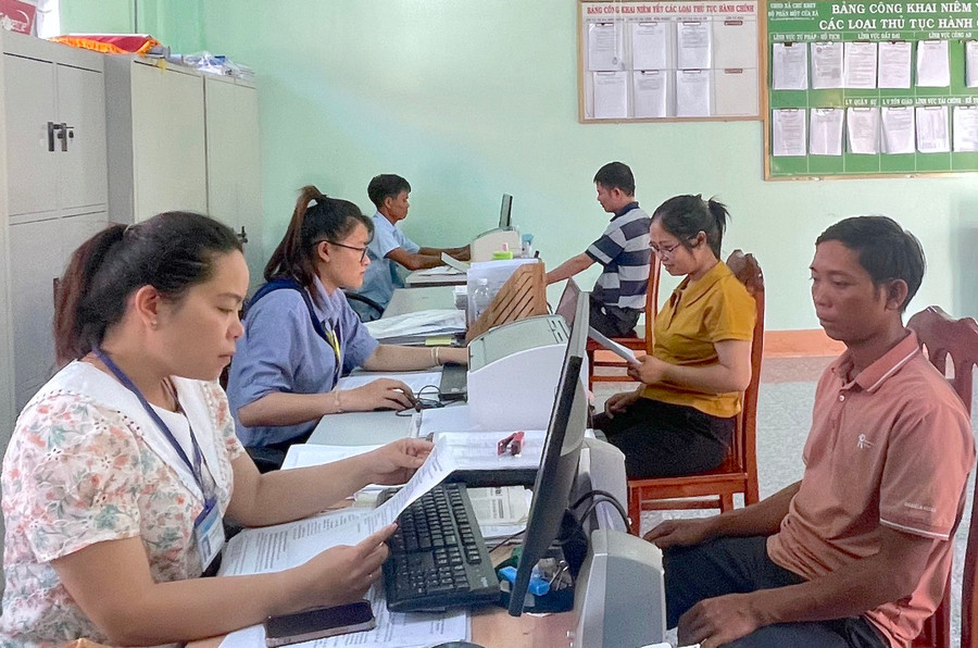 Người dân đến giải quyết TTHC tại bộ phận một cửa xã Chư Krêy, huyện Kông Chro. Ảnh: Mộc Trà Người dân đến giải quyết TTHC tại bộ phận một cửa xã Chư Krêy, huyện Kông Chro. Ảnh: Mộc Trà