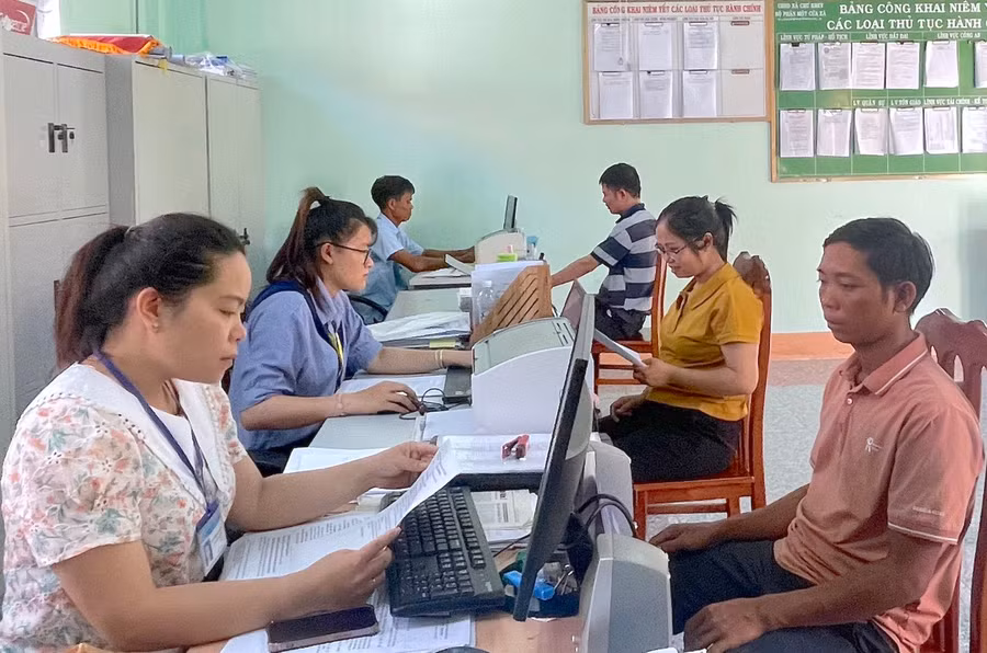 Người dân đến giải quyết TTHC tại bộ phận một cửa xã Chư Krêy, huyện Kông Chro. Ảnh: Mộc Trà