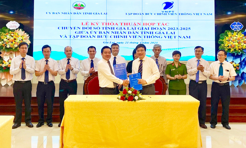 Thay mặt UBND tỉnh, Phó Bí thư Tỉnh ủy, Chủ tịch UBND tỉnh Trương Hải Long (hàng trước, bên phải) ký kết hợp tác chuyển đổi số với Tập đoàn VNPT giai đoạn 2023-2025. Ảnh: H.D