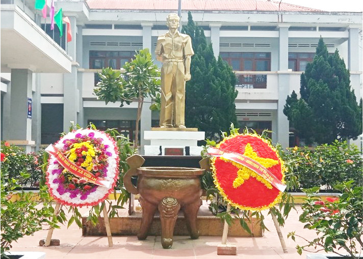 Tượng đài Anh hùng Đỗ Trạc trong khuôn viên trụ sở UBND xã Cửu An, thị xã An Khê. Ảnh: N.M Tượng đài Anh hùng Đỗ Trạc trong khuôn viên trụ sở UBND xã Cửu An, thị xã An Khê. Ảnh: N.M
