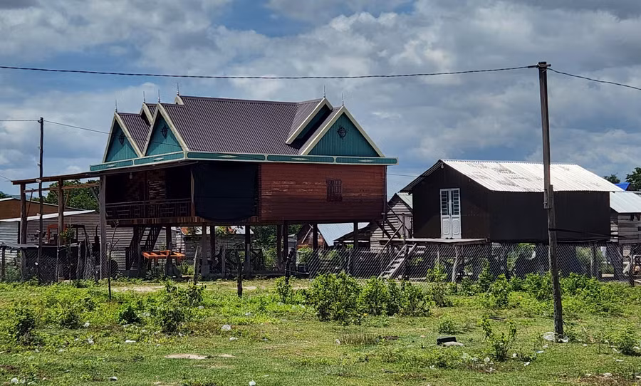 Nhiều căn nhà mới được xây dựng khang trang trên khu tái định cư buôn Du, xã Chư Rcăm, huyện Kông Pa. Ảnh: Phạm Ngọc