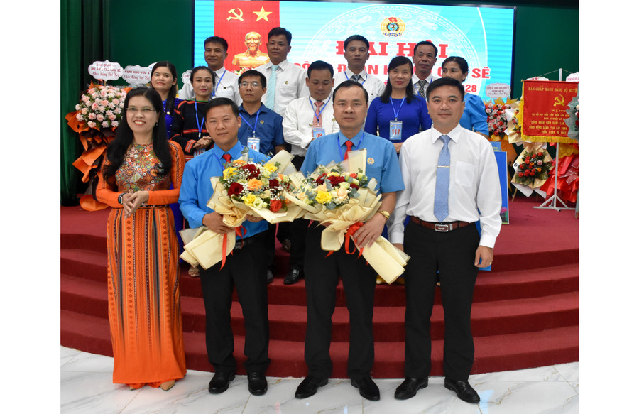Lãnh đạo LĐLĐ tỉnh và huyện Chư Sê chúc mừng Ban Chấp hành Công đoàn huyện Chư Sê nhiệm kỳ 2023-2028. Ảnh: H.T