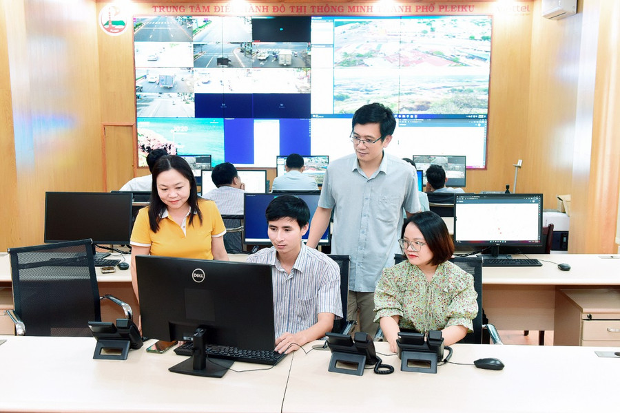 Kỹ thuật viên xử lý thông tin, hình ảnh qua camera tại Trung tâm Điều hành đô thị thông minh TP. Pleiku. Ảnh: Đ.T