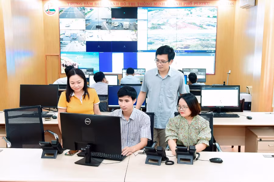 Kỹ thuật viên xử lý thông tin, hình ảnh qua camera tại Trung tâm Điều hành đô thị thông minh TP. Pleiku. Ảnh: Đ.T