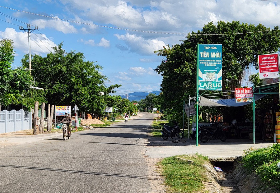 Nhờ có đường Trường Sơn Đông đi qua mà các hoạt động kinh doanh thương mại, dịch vụ trên địa bàn xã Uar (huyện Krông Pa) diễn ra khá tấp nập, sôi nổi. Ảnh: H.P Nhờ có đường Trường Sơn Đông đi qua mà các hoạt động kinh doanh thương mại, dịch vụ trên địa bàn xã Uar (huyện Krông Pa) diễn ra khá tấp nập, sôi nổi. Ảnh: H.P