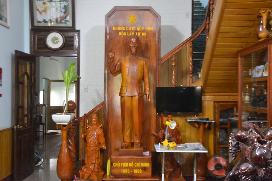 Pho tượng Bác Hồ đứng chào cao 1,69 m và đặt trang trọng tại phòng khách của gia đình ông Nguyễn Văn Minh (tổ 5, phường Ia Kring, TP. Pleiku). Ảnh: Hoàng Cư