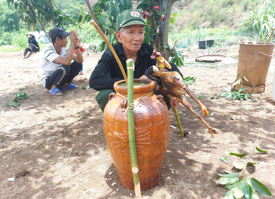 Người dân Pờ Yầu cúng cầu mùa màng bội thu. Ảnh: Thiên Di Người dân Pờ Yầu cúng cầu mùa màng bội thu. Ảnh: Thiên Di