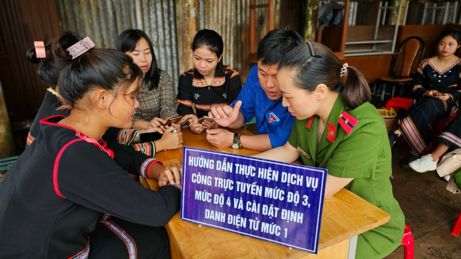 Đoàn viên, thanh niên TP. Pleiku hướng dẫn người dân cài đặt ứng dụng dịch vụ công trực tuyến. Ảnh: P.L