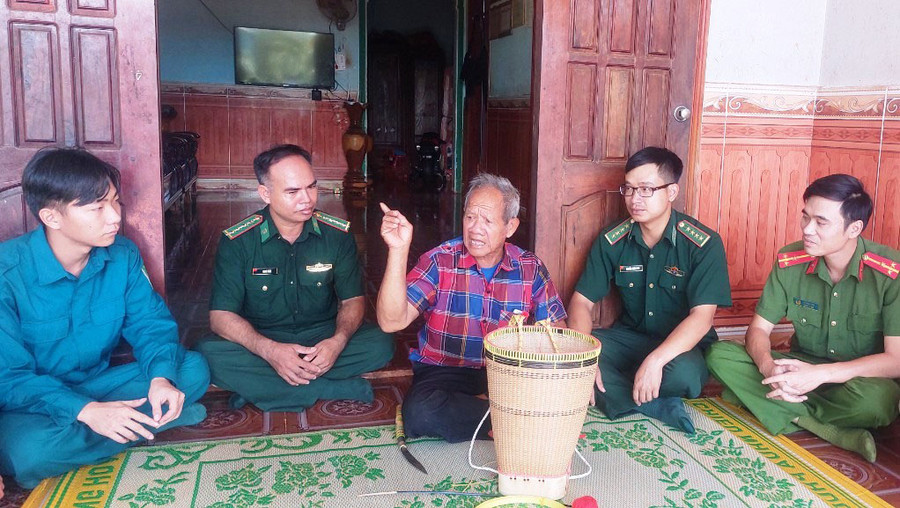 Ông Siu Thiu trao đổi với các lực lượng chức năng về việc tuần tra bảo vệ địa bàn. Ảnh: V.H