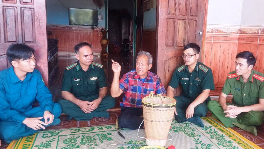 Ông Siu Thiu trao đổi với các lực lượng chức năng về việc tuần tra bảo vệ địa bàn. Ảnh: V.H