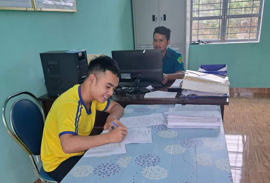 Rơ Châm Hạ viết đơn tình nguyện lên đường nhập ngũ. Ảnh: V.H Rơ Châm Hạ viết đơn tình nguyện lên đường nhập ngũ. Ảnh: V.H