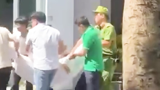 Lực lượng chức năng đưa bà Lê Thị T.Q. đi bệnh viện cấp cứu. Ảnh chụp lại clip. Lực lượng chức năng đưa bà Lê Thị T.Q. đi bệnh viện cấp cứu. Ảnh chụp lại clip.