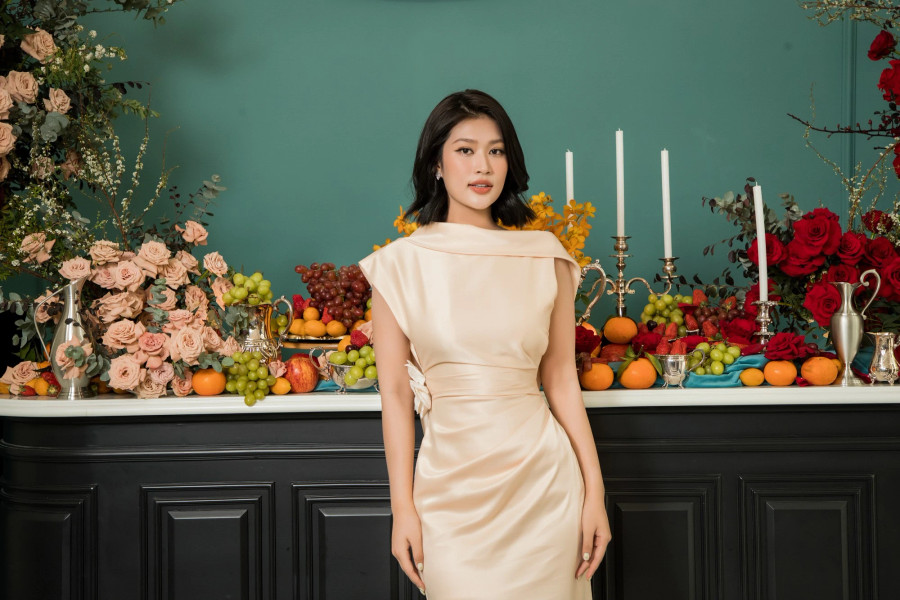 Đoàn Thiên Ân diện váy thanh lịch, gây chú ý bởi kiểu tóc mới. Cô hào hứng khi tham gia các hoạt động tại sự kiện, điển hình là đập heo đất hái lộc đầu năm. Trong một lần chia sẻ với chúng tôi, hoa hậu sinh năm 2000 cho biết đang trau dồi để tự tin khi thử sức ở lĩnh vực diễn xuất