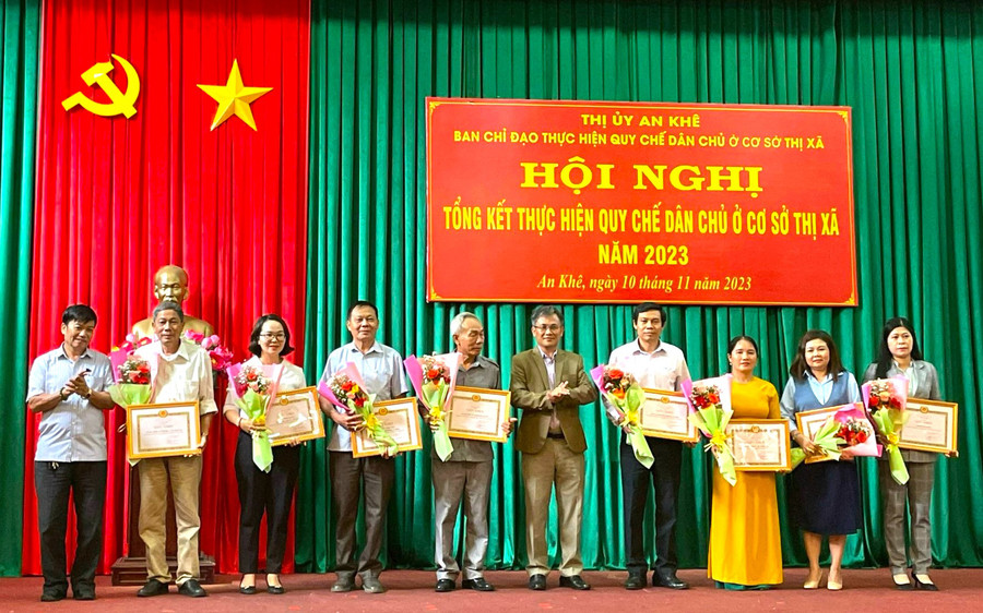 Ban Thường vụ Thị ủy An Khê tặng giấy khen cho 9 tập thể và 11 cá nhân có thành tích xuất sắc trong thực hiện quy chế dân chủ ở cơ sở năm 2023. Ảnh: N.M Ban Thường vụ Thị ủy An Khê tặng giấy khen cho 9 tập thể và 11 cá nhân có thành tích xuất sắc trong thực hiện quy chế dân chủ ở cơ sở năm 2023. Ảnh: N.M