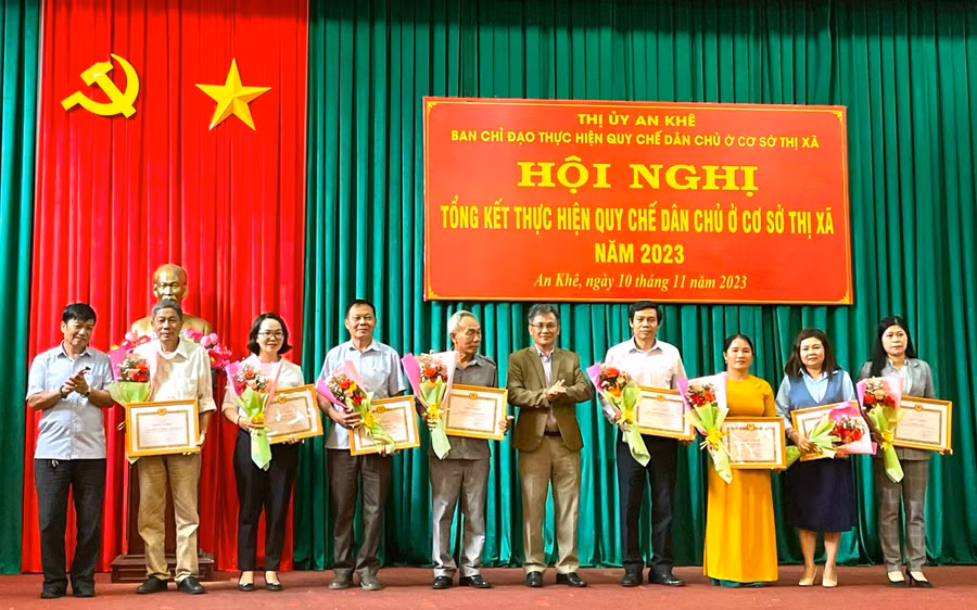 Ban Thường vụ Thị ủy An Khê tặng giấy khen cho 9 tập thể và 11 cá nhân có thành tích xuất sắc trong thực hiện quy chế dân chủ ở cơ sở năm 2023. Ảnh: N.M
