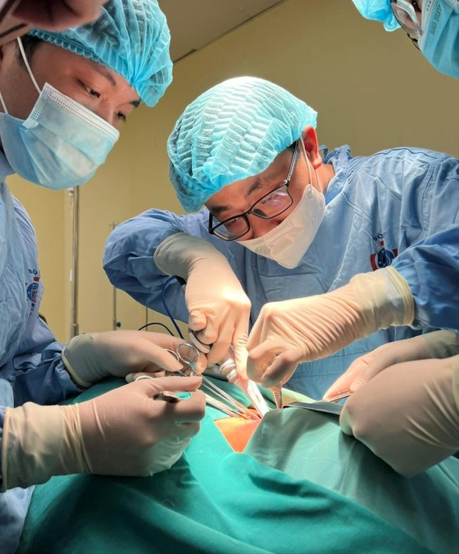 Bác sĩ Duy phẫu thuật cho bệnh nhân ung thư Bác sĩ Duy phẫu thuật cho bệnh nhân ung thư