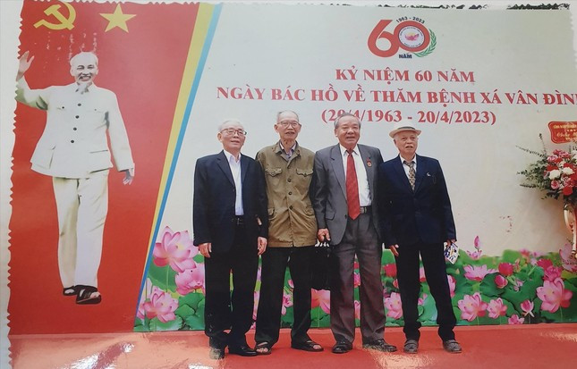 Ông Nguyễn Hữu Kim (thứ 2 từ trái sang) trong lần kỷ niệm 60 năm Bác Hồ về thăm bệnh xá Ông Nguyễn Hữu Kim (thứ 2 từ trái sang) trong lần kỷ niệm 60 năm Bác Hồ về thăm bệnh xá