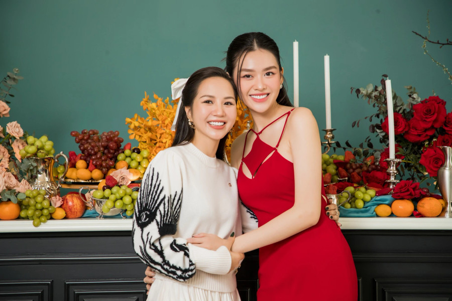 “Mẹ một con” Tường San diện váy đỏ, mong mang đến may mắn đầu năm mới. Á hậu Thế giới Việt Nam 2019 nhanh chóng lấy lại vóc dáng thon thả sau khi sinh con