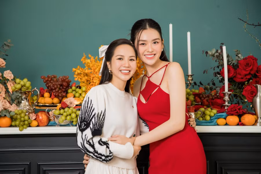 “Mẹ một con” Tường San diện váy đỏ, mong mang đến may mắn đầu năm mới. Á hậu Thế giới Việt Nam 2019 nhanh chóng lấy lại vóc dáng thon thả sau khi sinh con