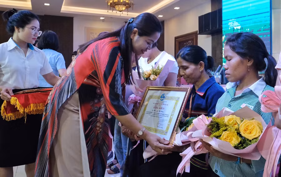 Bà H'Wen (thứ 2 từ phải qua) là 1 trong 25 phụ nữ khuyết tật tiêu biểu được Hội Liên hiệp phụ nữ tỉnh tặng bằng khen năm 2023. Ảnh: H.N