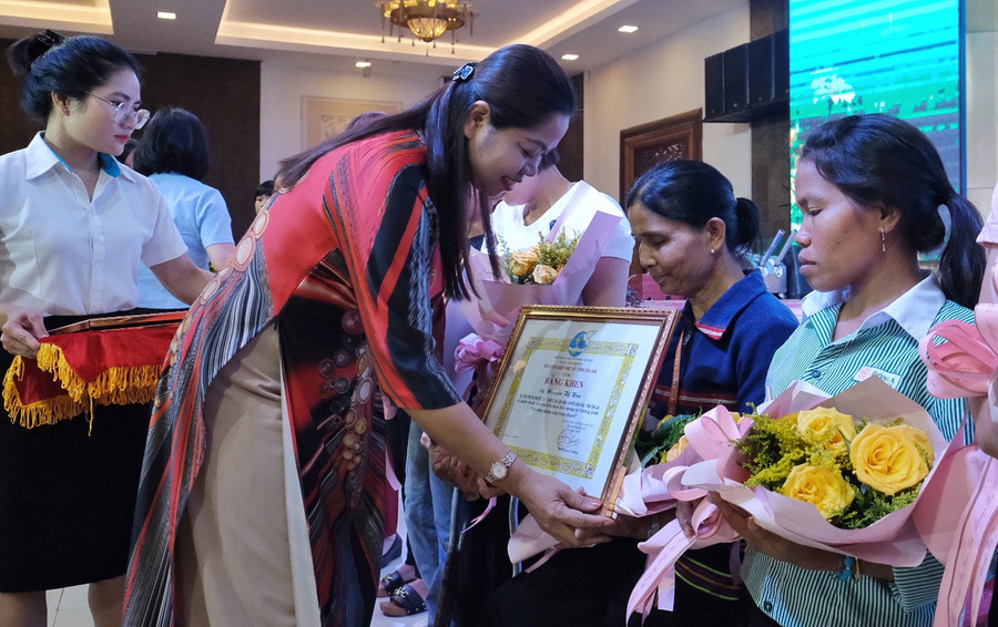 Bà H'Wen (thứ 2 từ phải qua) là 1 trong 25 phụ nữ khuyết tật tiêu biểu được Hội Liên hiệp phụ nữ tỉnh tặng bằng khen năm 2023. Ảnh: H.N Bà H'Wen (thứ 2 từ phải qua) là 1 trong 25 phụ nữ khuyết tật tiêu biểu được Hội Liên hiệp phụ nữ tỉnh tặng bằng khen năm 2023. Ảnh: H.N