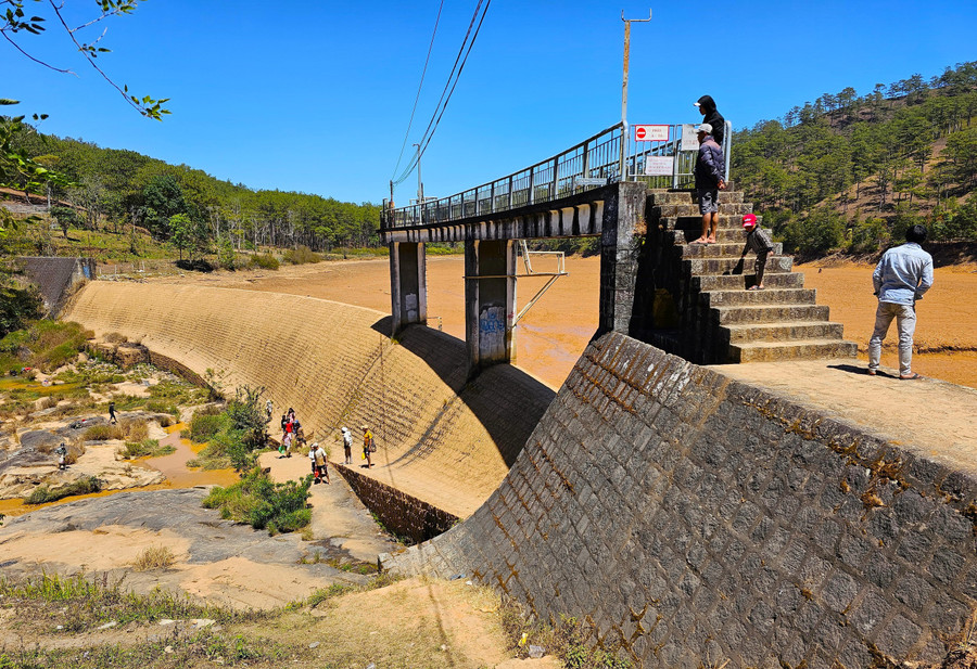 Những ngày này, khu vực lòng hồ thủy điện Ankroet (xã Lát, huyện Lạc Dương, Lâm Đồng) đã rút cạn nước, chỉ còn một dòng nhỏ chảy qua đập mang theo rất nhiều loại cá của hồ. Thủy điện Ankroet được xây dựng năm 1942 và hoàn thành năm 1945 trên hồ thủy điện Ankroet được xem là thủy điện lâu đời nhất Việt Nam.