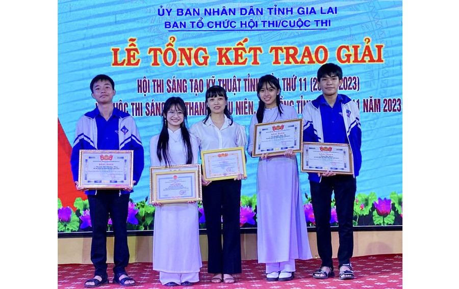 Sản phẩm “Bộ công cụ STEM kèm bản hướng dẫn thực hành cho học sinh THCS-THPT” đạt giải nhất cuộc thi Sáng tạo thanh thiếu niên, nhi đồng tỉnh Gia Lai lần thứ 11-năm 2023. Ảnh: M.N Sản phẩm “Bộ công cụ STEM kèm bản hướng dẫn thực hành cho học sinh THCS-THPT” đạt giải nhất cuộc thi Sáng tạo thanh thiếu niên, nhi đồng tỉnh Gia Lai lần thứ 11-năm 2023. Ảnh: M.N