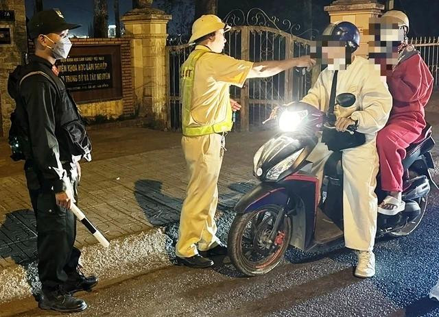 Công an TP.Đà Lạt đo nồng độ cồn người điều khiển phương tiện giao thông