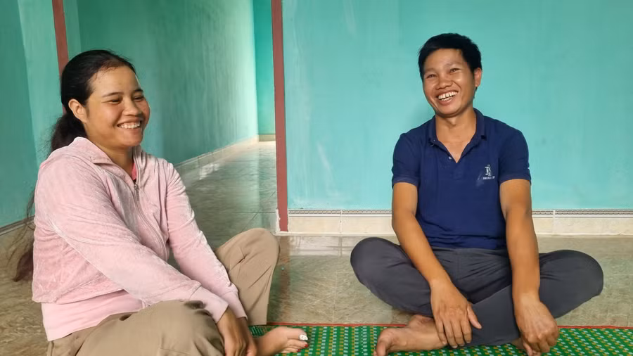 Vợ chồng anh Hyên vui mừng bên trong căn nhà mới vừa được bàn giao. Ảnh: K.P