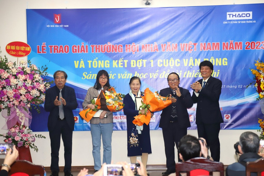 Lãnh đạo Hội Nhà văn Việt Nam trao giải cho các tác giả. (Ảnh: CTV/Vietnam+) Lãnh đạo Hội Nhà văn Việt Nam trao giải cho các tác giả. (Ảnh: CTV/Vietnam+)