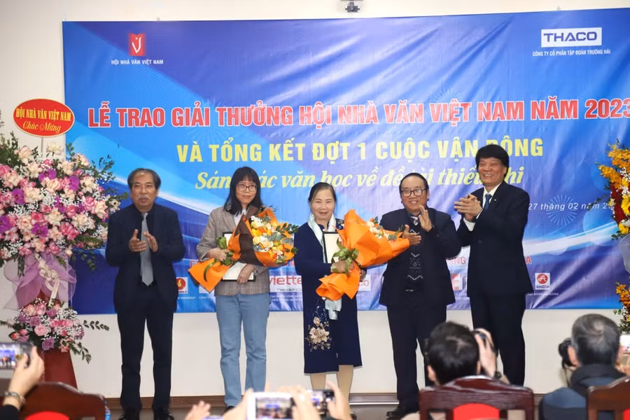 Lãnh đạo Hội Nhà văn Việt Nam trao giải cho các tác giả. (Ảnh: CTV/Vietnam+)