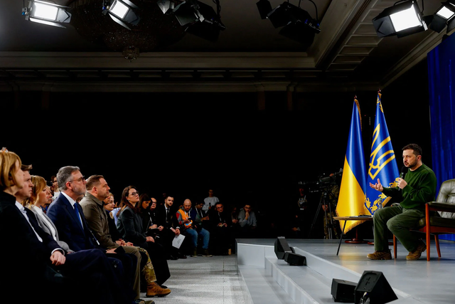 Tổng thống Ukraine Volodymyr Zelenskiy tại cuộc họp báo ở Kiev hôm 25-2. Ảnh: Reuters Tổng thống Ukraine Volodymyr Zelenskiy tại cuộc họp báo ở Kiev hôm 25-2. Ảnh: Reuters