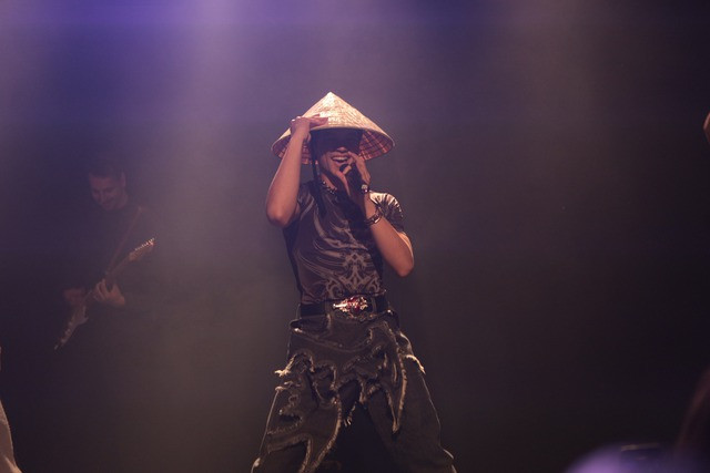 Chiếc nón lá là đạo cụ đồng hành xuyên suốt với Trọng Hiếu trong suốt thời gian vừa qua