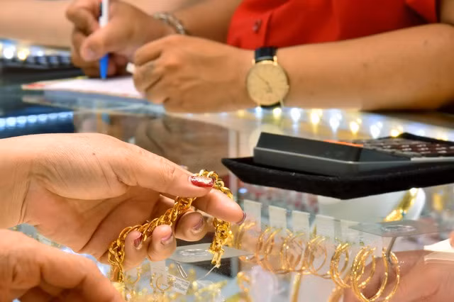 Giá vàng hôm nay trên thế giới gần như bất động