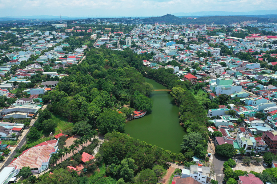 Khu vực hồ Diên Hồng (TP. Pleiku) nhìn từ trên cao. Ảnh: Phạm Quý Khu vực hồ Diên Hồng (TP. Pleiku) nhìn từ trên cao. Ảnh: Phạm Quý