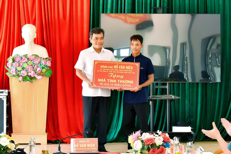 Ủy viên Ban Chấp hành Trung ương Đảng, Bí thư Tỉnh ủy, Chủ tịch HĐND tỉnh Hồ Văn Niên (bìa trái) tặng nhà tình thương cho gia đình ông Ananh (làng Tul Đoa, xã Đak Sơ Mei, huyện Đak Đoa). Ảnh: Đ.T Ủy viên Ban Chấp hành Trung ương Đảng, Bí thư Tỉnh ủy, Chủ tịch HĐND tỉnh Hồ Văn Niên (bìa trái) tặng nhà tình thương cho gia đình ông Ananh (làng Tul Đoa, xã Đak Sơ Mei, huyện Đak Đoa). Ảnh: Đ.T