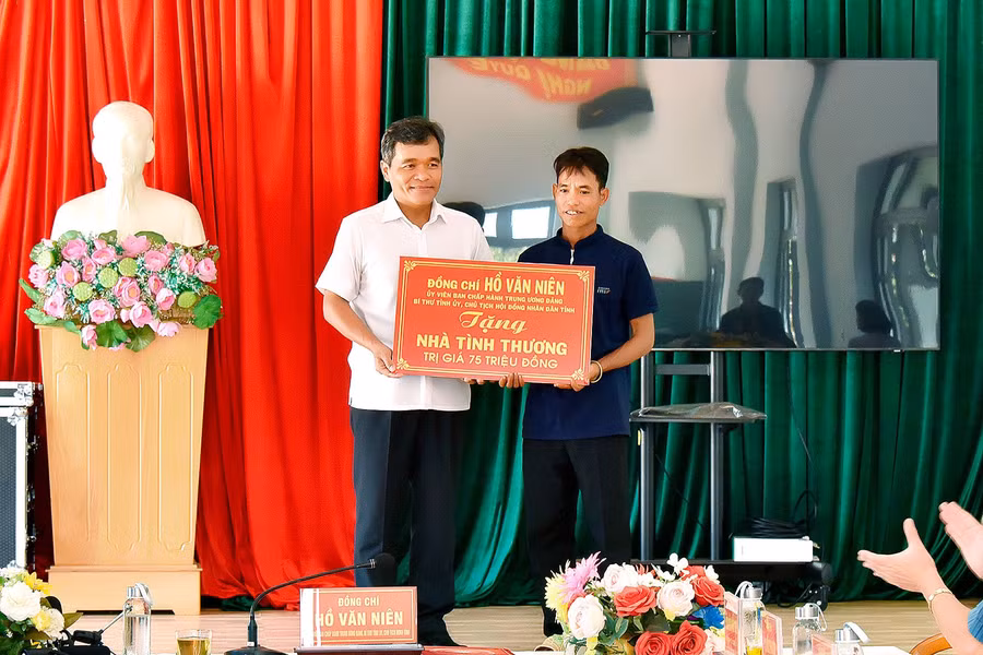 Ủy viên Ban Chấp hành Trung ương Đảng, Bí thư Tỉnh ủy, Chủ tịch HĐND tỉnh Hồ Văn Niên (bìa trái) tặng nhà tình thương cho gia đình ông Ananh (làng Tul Đoa, xã Đak Sơ Mei, huyện Đak Đoa). Ảnh: Đ.T