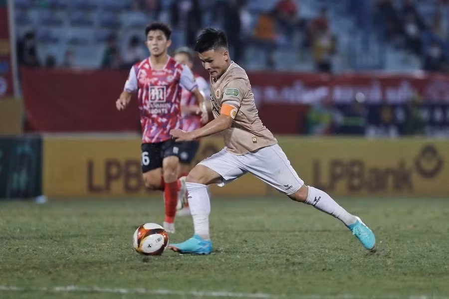 Quang Hải đeo băng đội trưởng đội CAHN