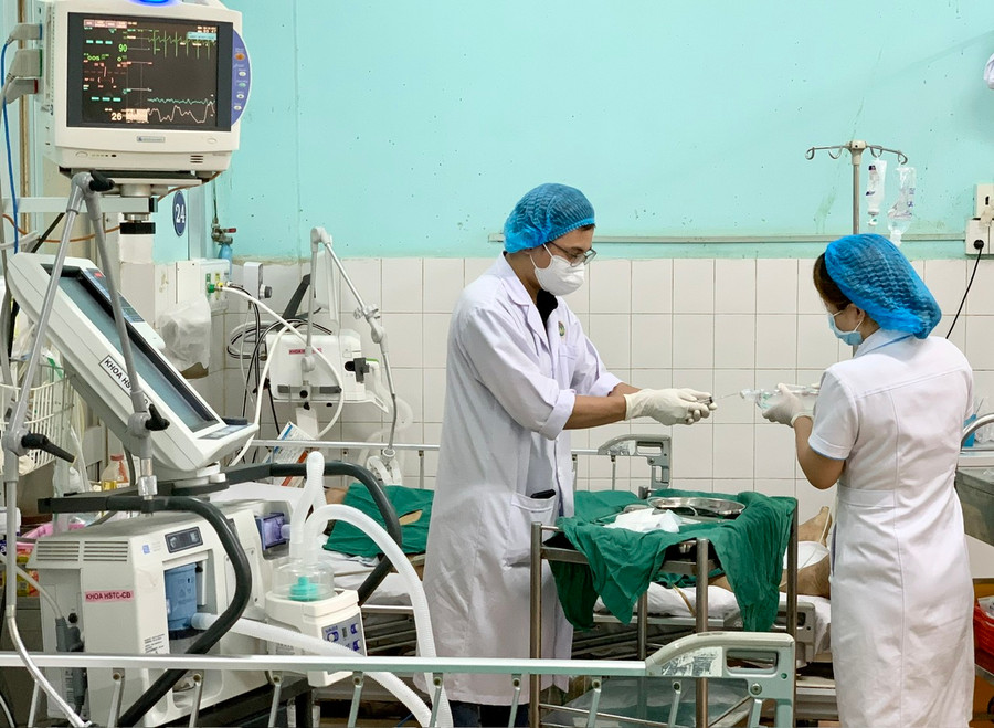 Cần có chế độ đãi ngộ thích hợp để các y bác sĩ, nhân viên y tế công lập yên tâm gắn bó với công việc. Ảnh: Như Nguyện Cần có chế độ đãi ngộ thích hợp để các y bác sĩ, nhân viên y tế công lập yên tâm gắn bó với công việc. Ảnh: Như Nguyện