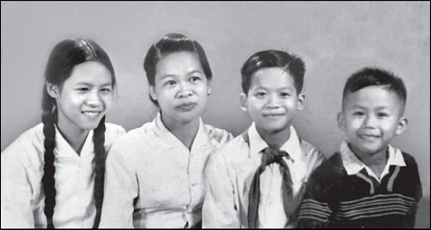 Bà Bảy Vân và 3 con nhỏ trước lúc trở lại miền Nam năm 1964