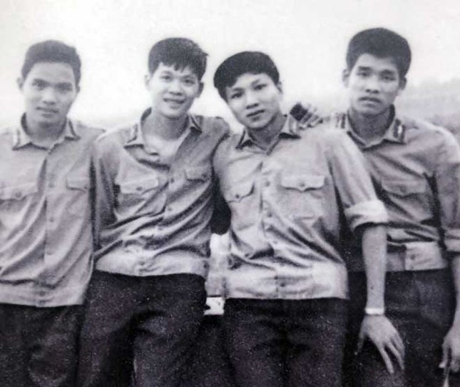 Lê Kiên Thành (thứ 2, trái sang) và 3 đồng đội đã hy sinh (Chuyện trong phần Tự sự)