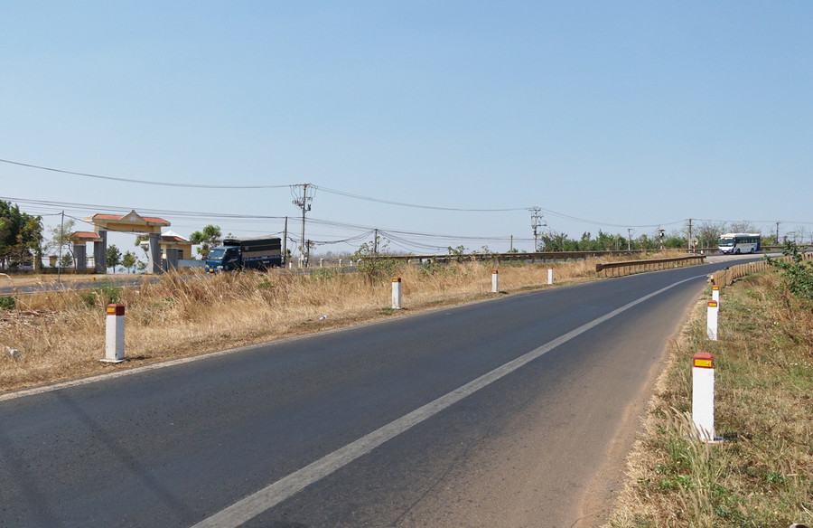 Phân hiệu Trường THPT Nguyễn Thái Học (xã Ia Le, huyện Chư Pưh) nằm ở vị trí đường một chiều nhỏ hẹp, tiềm ẩn nguy cơ mất an toàn giao thông. Ảnh: M.P Phân hiệu Trường THPT Nguyễn Thái Học (xã Ia Le, huyện Chư Pưh) nằm ở vị trí đường một chiều nhỏ hẹp, tiềm ẩn nguy cơ mất an toàn giao thông. Ảnh: M.P