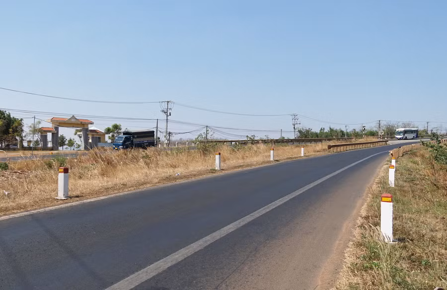 Phân hiệu Trường THPT Nguyễn Thái Học (xã Ia Le, huyện Chư Pưh) nằm ở vị trí đường một chiều nhỏ hẹp, tiềm ẩn nguy cơ mất an toàn giao thông. Ảnh: M.P