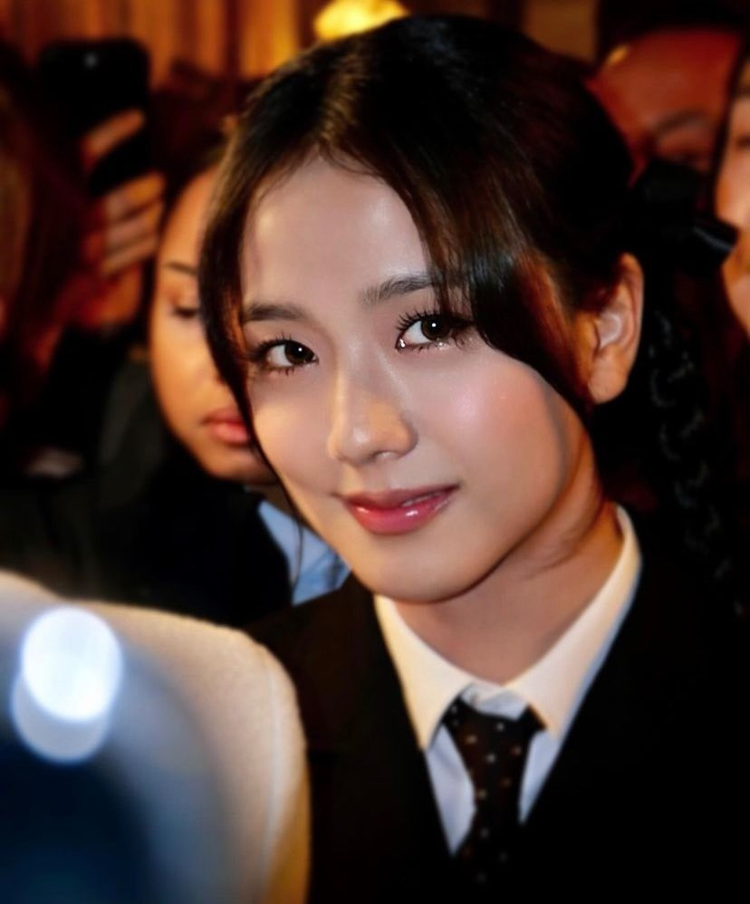 Kiểu trang điểm nhẹ nhàng giúp Jisoo trẻ trung và tươi mới hơn. Kiểu trang điểm nhẹ nhàng giúp Jisoo trẻ trung và tươi mới hơn.