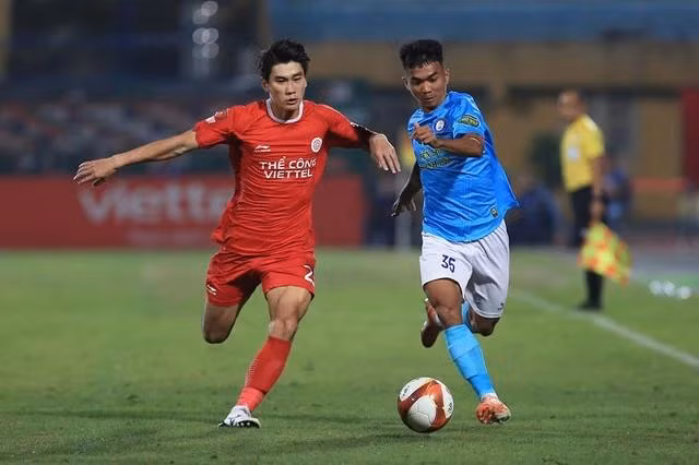 Nhâm Mạnh Dũng (trái) cùng Thể Công-Viettel vượt khó trước CLB Bình Dương