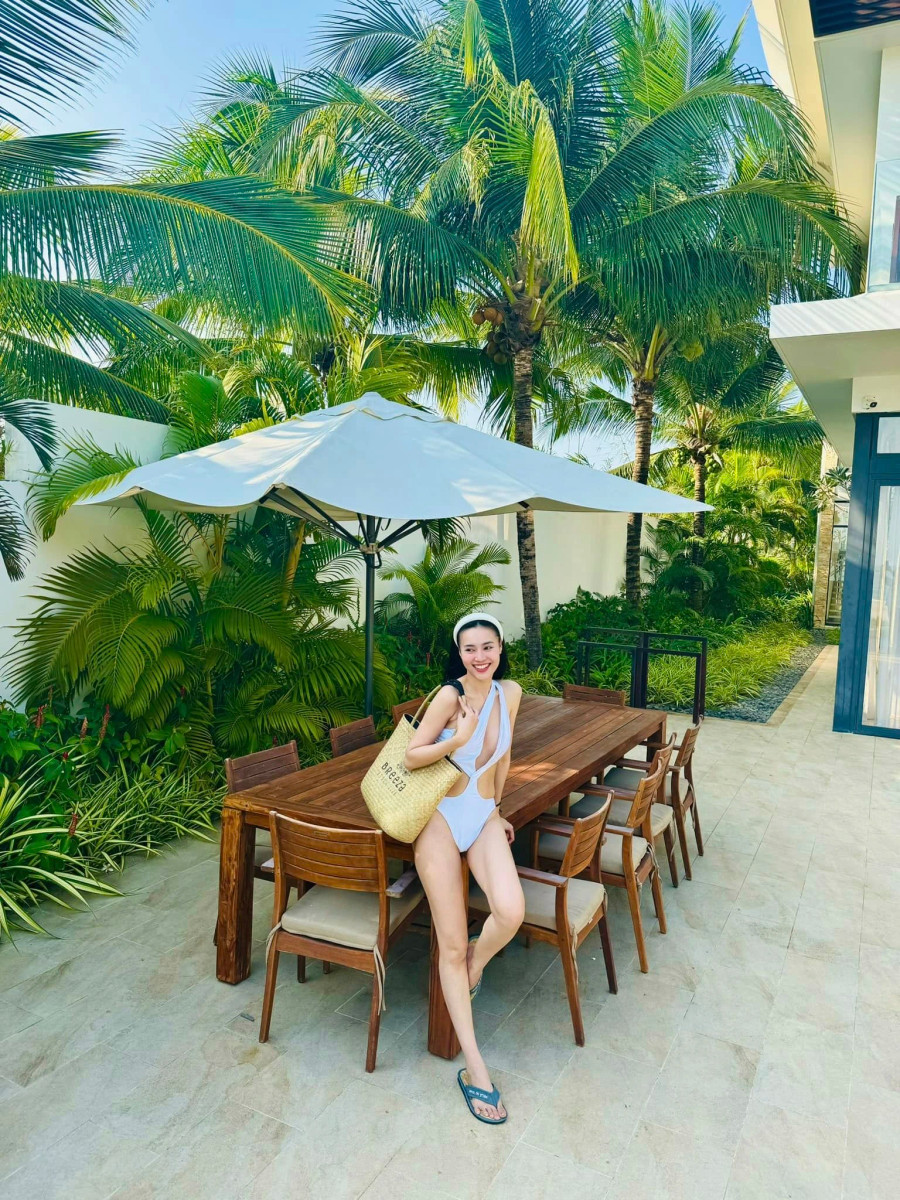 Lan Ngọc khép lại năm 2023 bằng việc tham gia chương trình Chị đẹp đạp gió rẽ sóng. Gần đây, thông tin cô tạm gác showbiz để chuẩn bị sang nước ngoài du học được cộng đồng mạng quan tâm. Người đẹp 9X cho biết sau 13 làm nghề cô thấy bản thân vẫn chưa bứt phá nên muốn trau dồi thêm