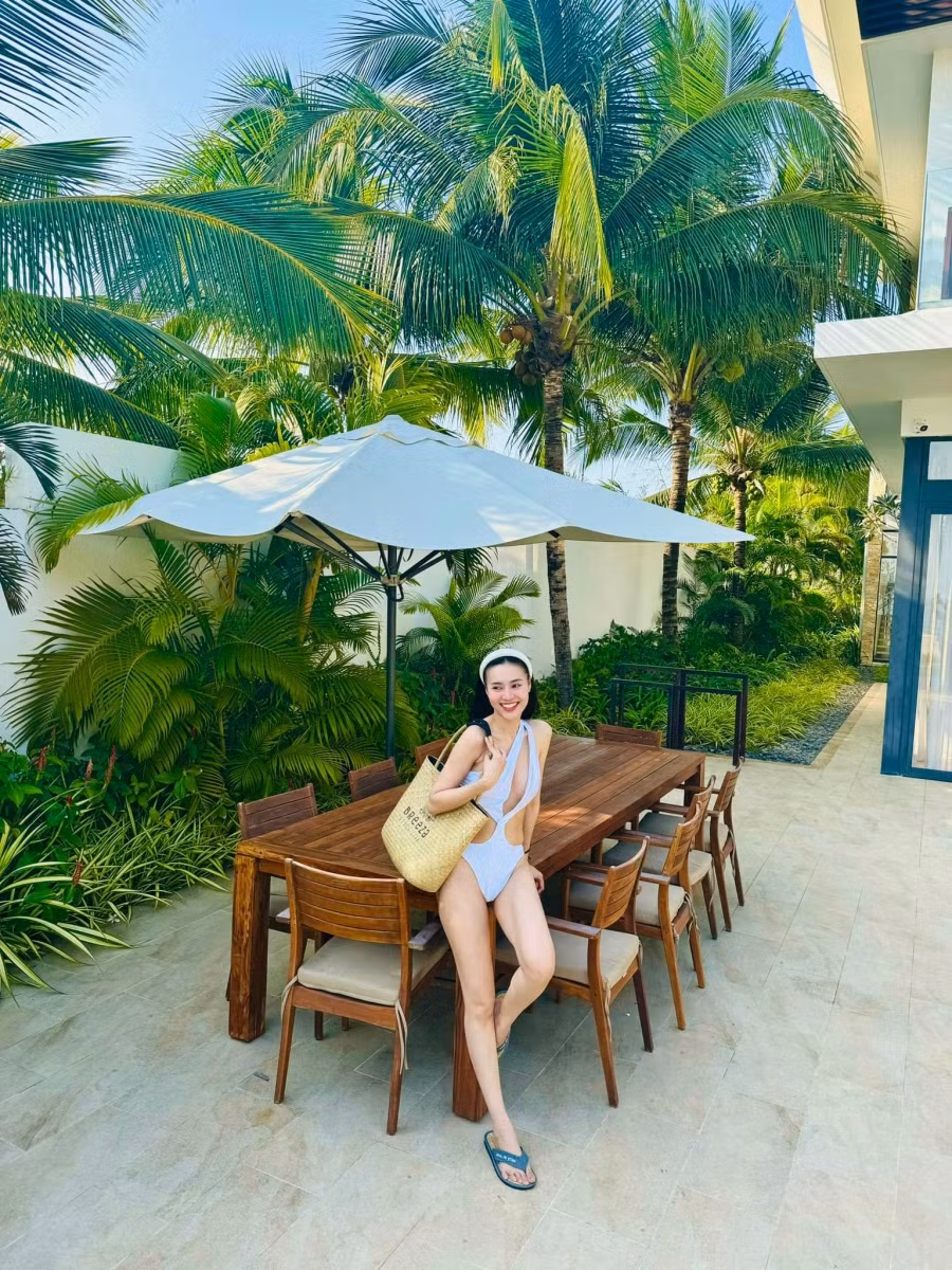 Lan Ngọc khép lại năm 2023 bằng việc tham gia chương trình Chị đẹp đạp gió rẽ sóng. Gần đây, thông tin cô tạm gác showbiz để chuẩn bị sang nước ngoài du học được cộng đồng mạng quan tâm. Người đẹp 9X cho biết sau 13 làm nghề cô thấy bản thân vẫn chưa bứt phá nên muốn trau dồi thêm