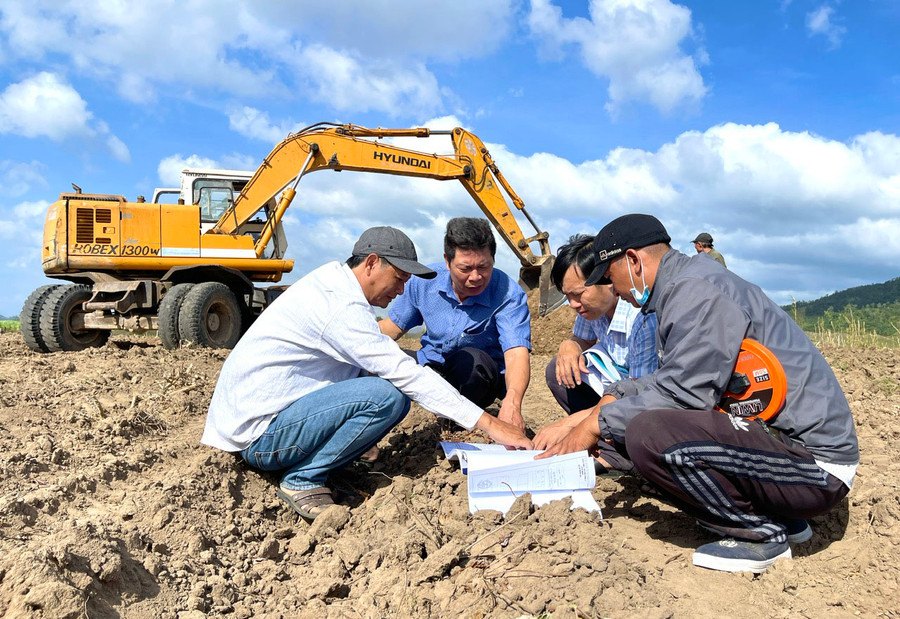 Chủ đầu tư và đơn vị thi công kiểm tra tiến độ, việc đảm bảo thiết kế như hợp đồng cam kết Dự án sắp xếp, bố trí, ổn định dân cư buôn Ma Giai, xã Đất Bằng, huyện Krông Pa. Ảnh: M.T Chủ đầu tư và đơn vị thi công kiểm tra tiến độ, việc đảm bảo thiết kế như hợp đồng cam kết Dự án sắp xếp, bố trí, ổn định dân cư buôn Ma Giai, xã Đất Bằng, huyện Krông Pa. Ảnh: M.T