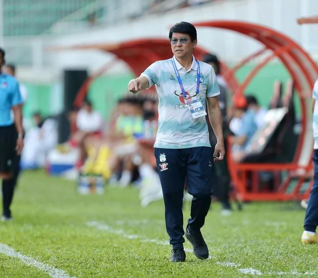 HLV Vũ Tiến Thành thêm &quot;đau đầu&quot; khi mất đi tiền vệ quan trọng Tuấn Anh