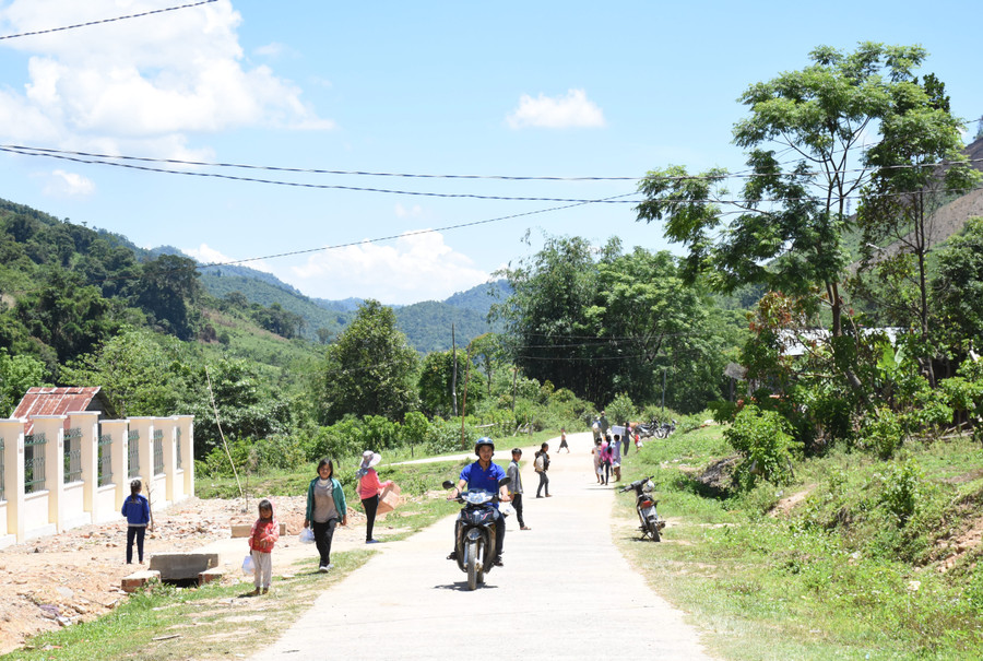 Đường vào xã Kon Pne (huyện Kbang) được Nhà nước quan tâm đầu tư, qua đó hỗ trợ đời sống người dân, góp phần giảm nghèo bền vững. Ảnh: Minh Nguyễn Đường vào xã Kon Pne (huyện Kbang) được Nhà nước quan tâm đầu tư, qua đó hỗ trợ đời sống người dân, góp phần giảm nghèo bền vững. Ảnh: Minh Nguyễn